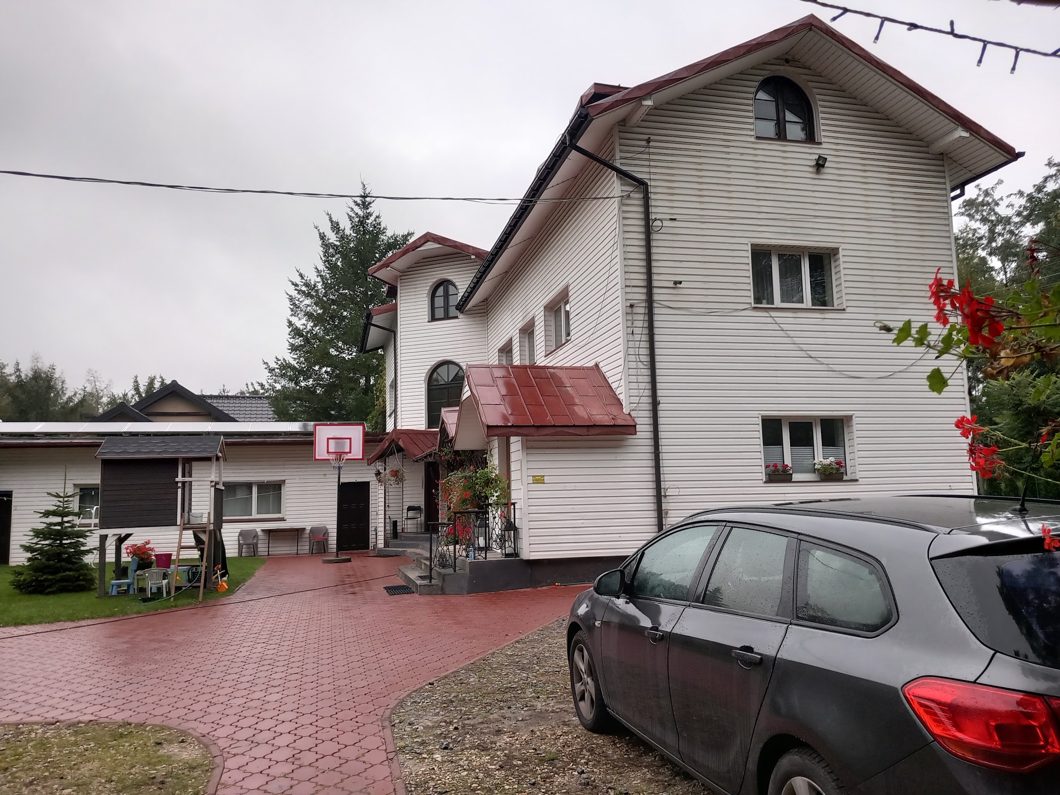 Budynek pensjonatu Zielony Zakątek - widok od strony parkingu